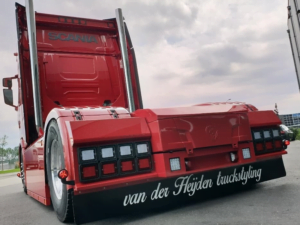 Horpol LTD232 LED Kennzeichenleuchte mit roter Haube und roter LED's - Kennzeichenleuchte für 12 und 24 Volt - PKW, Anhänger, LKW, Traktor, Wohnmobil und mehr - EAN: 2000010025084