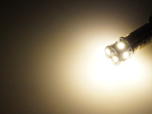BA15S LED Lampe warmweiß 3000K - geeignet für 12 & 24 Volt Einsatz - für Tagfahrlicht, Doppelbrenner, Standlicht und Interieur - EAN: 6090429047056