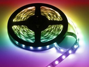 RGB LED strip voor 24 volt gebruik - lengte 5 meter - uitvoering IP33 - zonder silicone laag - met afstandsbediening
