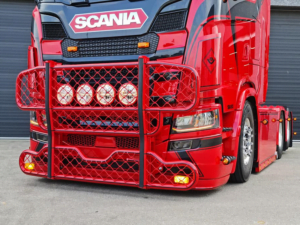Dubbelbrander met oranje lamp glas gemonteerd op een Scania Next Gen vrachtwagen - voor 12 en 24 volt gebruik - EAN: 6090441519531