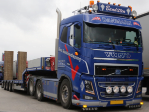 Dubbelbrander met oranje lamp glas gemonteerd op een Volvo FH4 vrachtwagen - voor 12 en 24 volt gebruik - EAN: 6090441519531
