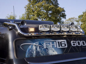 Kelsa lampenbeugel op Volvo FH met Hella Jumbo 320FF LED