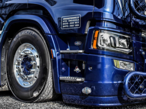 Danish LED side lamp white - red - mounted in the front bumper of a Scania Next Gen