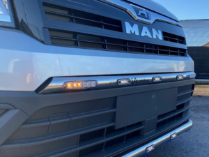 LED flitser op voorgrille van een MAN bedrijfswagen gemonteerd - EAN: 6090439936913