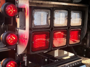 Rubber behuizing dubbel LED bloklamp op Deense achterbumper - EAN: 7323030001247