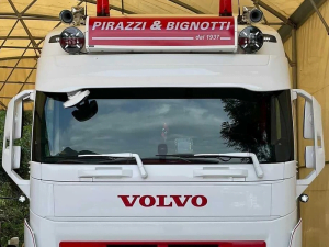Swedstuff LDL-01 full LED spotlight mounted on a Volvo FH5