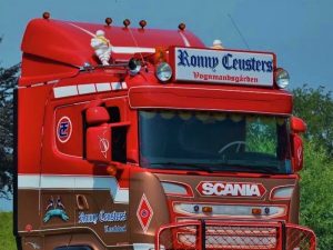 Deense LED lichtbak gemonteerd op een Scania 4 serie - LED lichtbak SSRI 140x40 cm