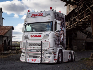 Vrachtwagen met extra verlichting waaronder een LED toplamp XENON WIT