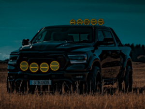LED Fernlicht mit gelbem Glas passend für Dodge Ram 1500 – montiert von Strands Lighting Division – EAN: 7323030185343