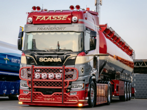 ADL00872 - full LED verstraler op Scania Next Gen vrachtwagen met LED stadslicht