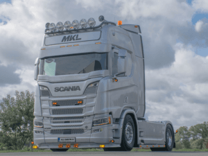 Scania Next Gen vrachtwagen met DRL unit ORANJE