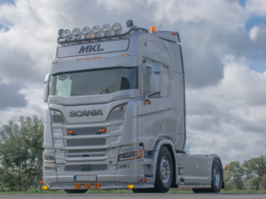Scania Next gen vrachtwagen met oranje LED zonneklep lamp van het merk Boreman - EAN: 5391528110858