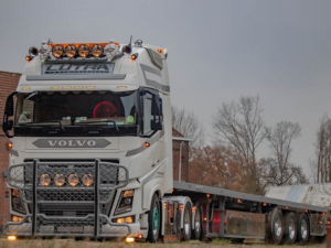 Volvo met oranje LED verlichting - EAN: 5391528110858