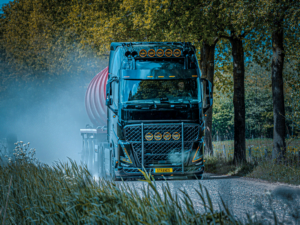 Volvo FH5 LKW mit Frontschutzbügel und vollem LED-Scheinwerfer - geeignet für 12- und 24-Volt-Nutzung - EAN: 7323030181291