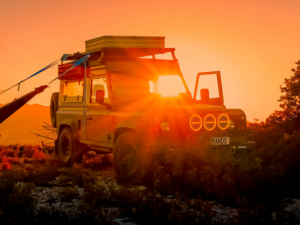 4* ADL70957 montiert auf einem JEEP Defender mit Campingversion – EAN: 7350133816348