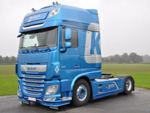 DAF XF met LED lichtplaat op de cabine