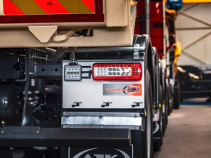LED Arbeitsscheinwerfer montiert an der hinteren Stoßstange eines Volvo-Lkw mit Sandeimer