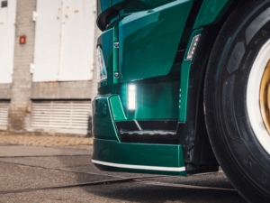 DAF XG+ LKW mit LED Arbeitsscheinwerfer im Einstiegskasten