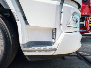 DAF XG+ LKW mit LED Arbeitsscheinwerfer im Einstiegskasten