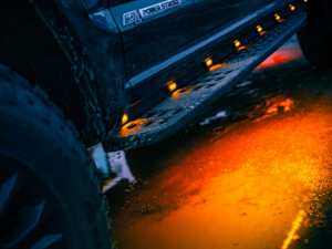 SUV auto met diverse soorten LED verlichting gemonteerd van het merk Strands - EAN: 7323030191603