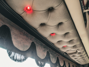 Vrachtwagen interieur met rode verlichting in de zonneklep plaat gebouwd