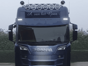 ADL40920 gemonteerd op een Scania vrachtwagen en licht op in de kleur WIT op - EAN: 7423515590553