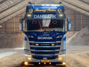 ADL40925-WW montiert auf einem Scania-LKW und leuchtet in der Farbe WARMWEISS - EAN: