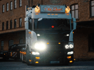 Old school verstralers gemonteerd op een Scania vrachtwagen