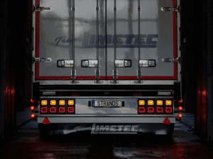 Strands Illusion achterlicht gemonteerd op een vrachtwagen